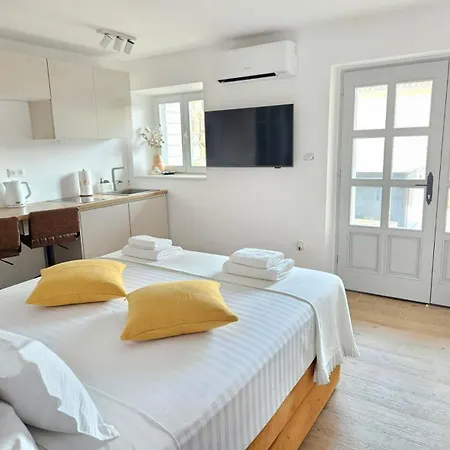 아파트 Hedonist Hvar With Jacuzzi